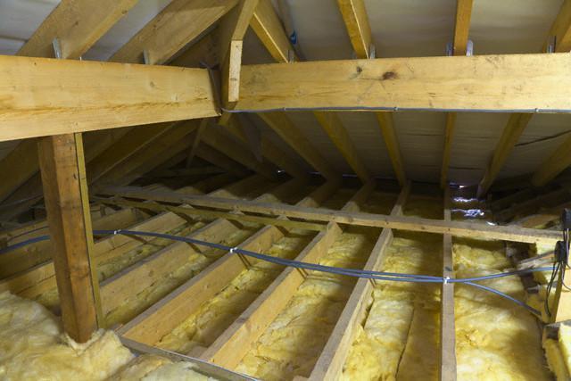 Утепление потолка в деревянном доме — лучшие способы