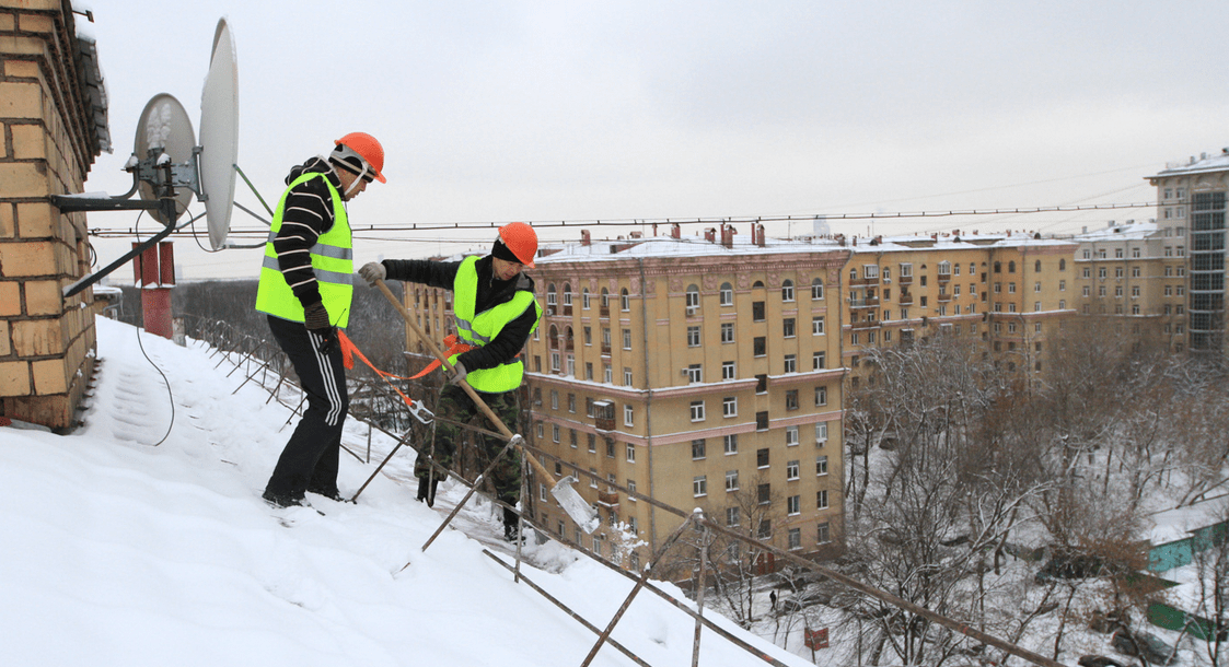 Уборка снега с крыш альпинистами в Москве