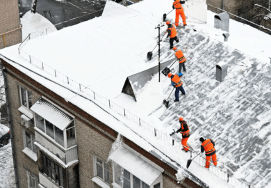 Уборка снега с крыш в Москве с помощью профессионалов