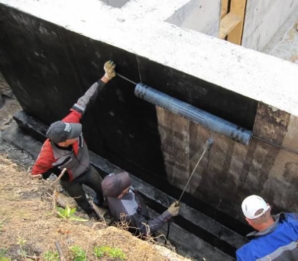 Лучше всего гидроизоляцию делать снаружи на этапе строительства подземного помещения