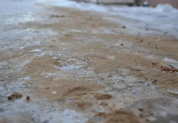Один из минусов песка – неэстетичный вид дорожек